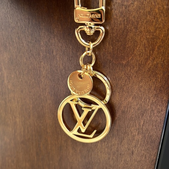 LOUIS VUITTON circle gold bag charm key holder - Picture 8 of 11